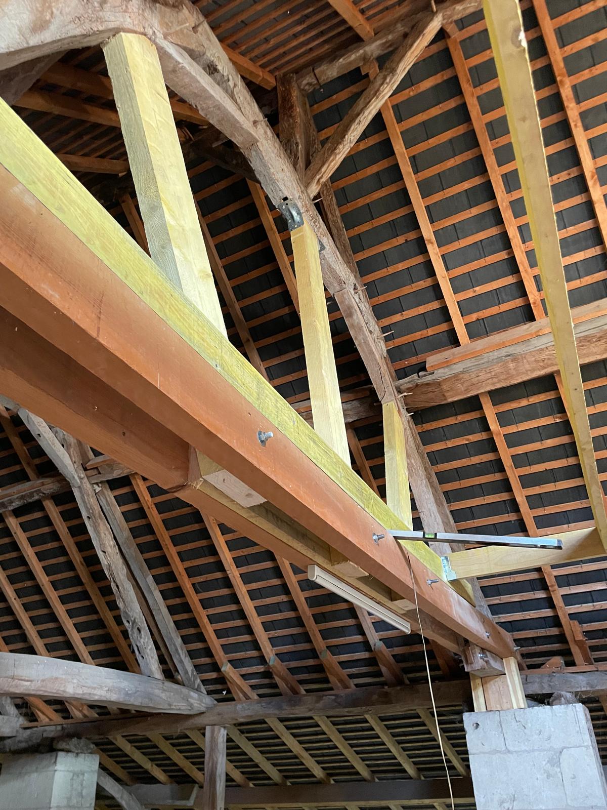 Charpente renforcée par des bois neufs dans un comble
