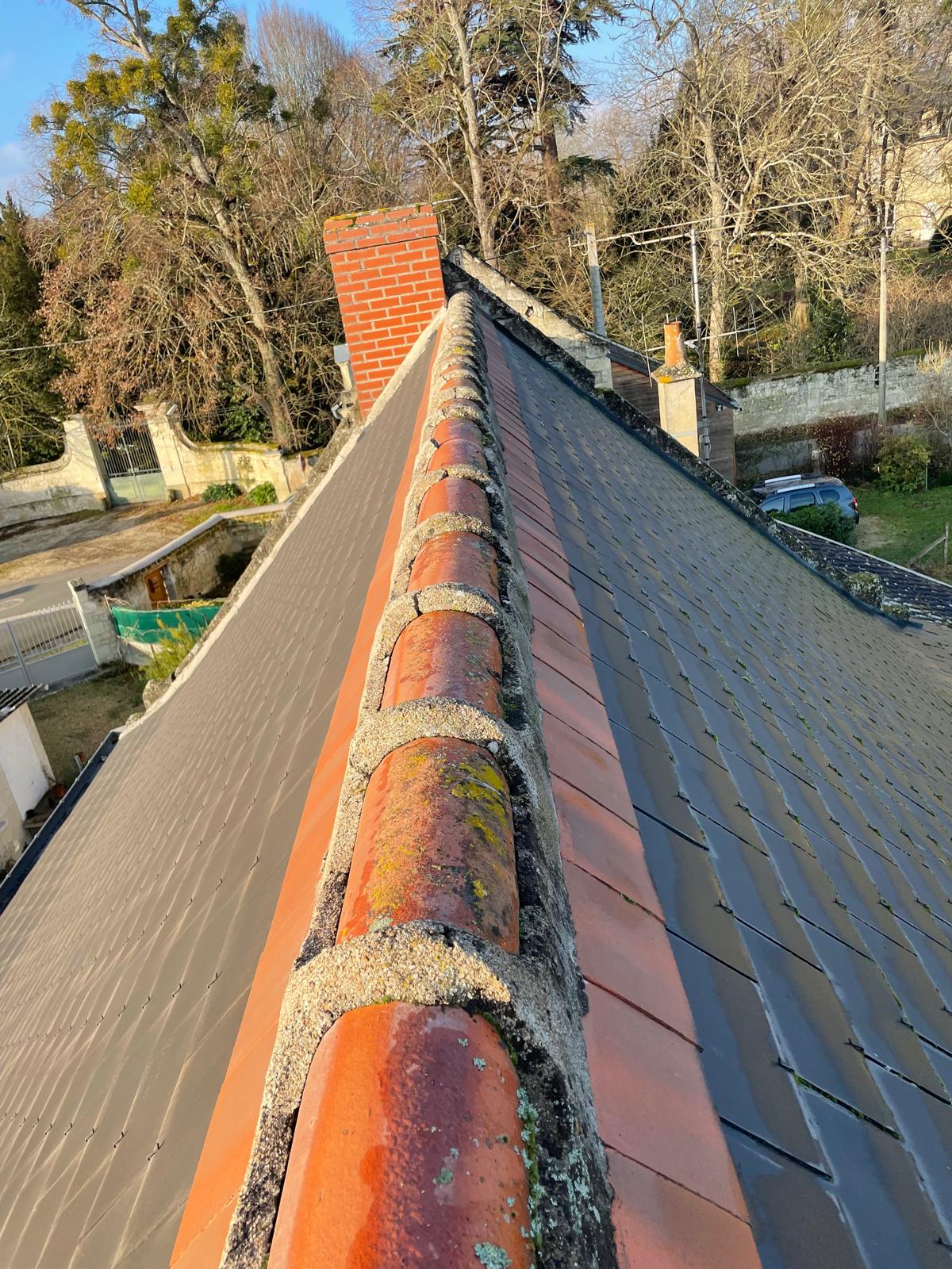 Faîtage en tuiles scellé sur une toiture rénovée en Seine-et-Marne