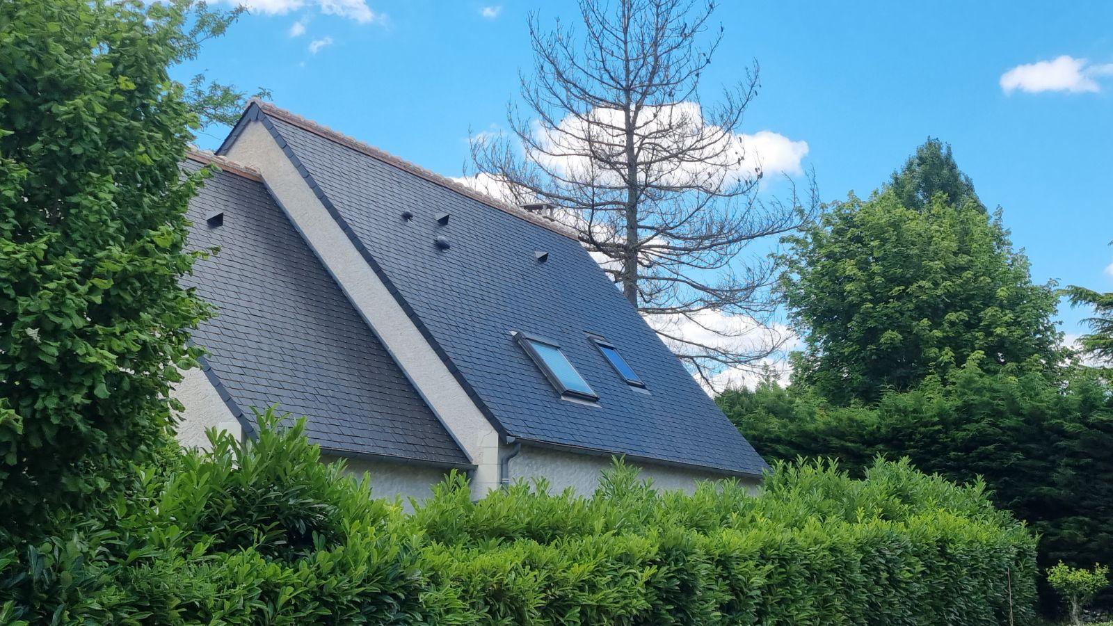 La même toiture en ardoise après démoussage complet
