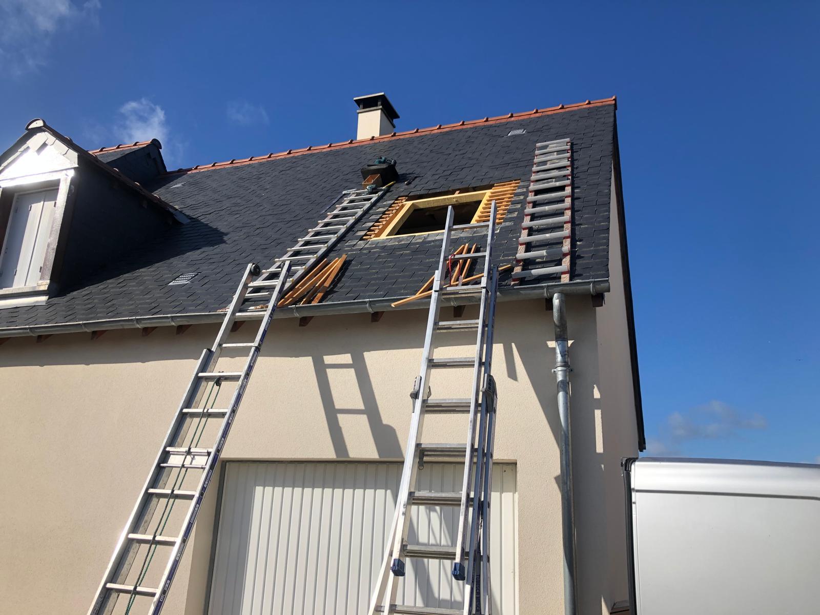 Pose d'une fenêtre de toit sur une couverture en ardoise
