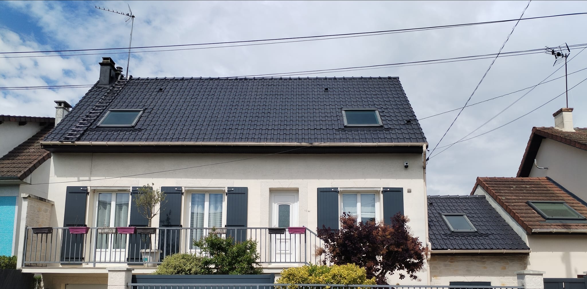 La même toiture après application de la résine colorée
